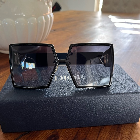 Dior 39 Montaigne Glasses - Picture 4 of 5